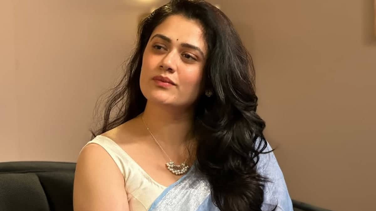 Girija Oak's Viral Saree Pic Sparks Creepy DM Chaos