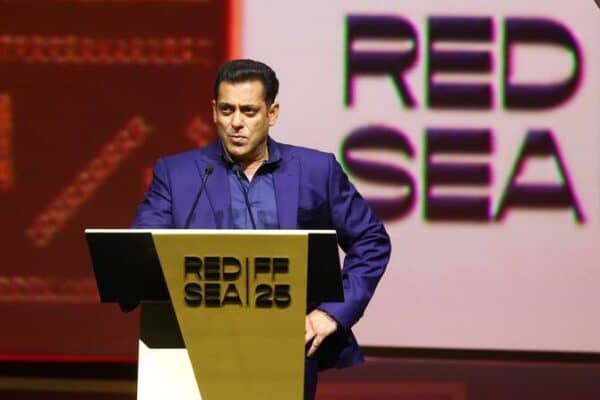 Salman Khan Ki Shayari: Jab Main Rota Hoon, Log Hanste Hain