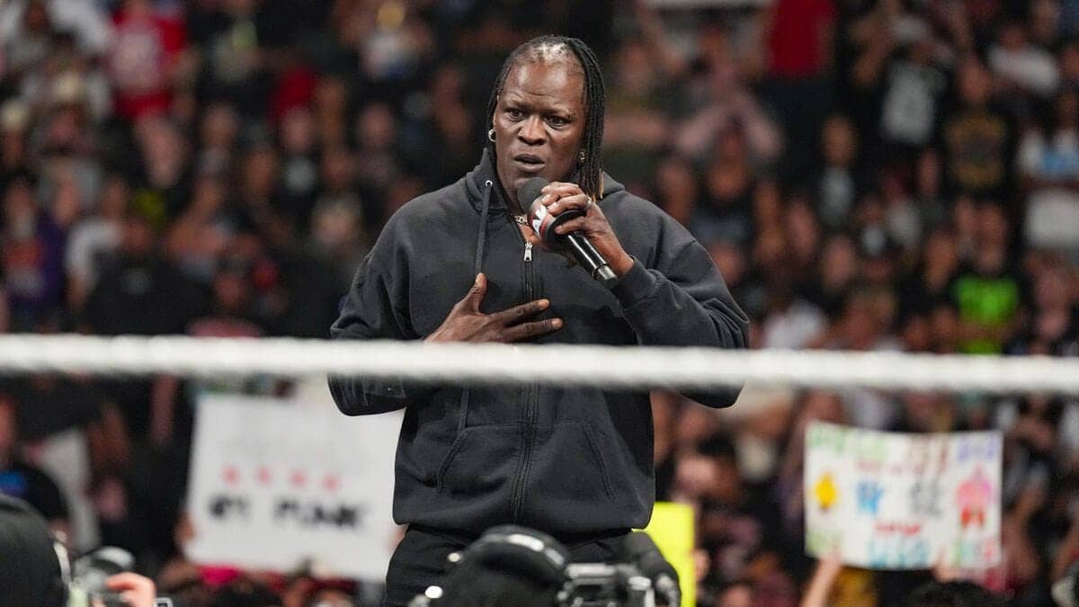 Wrestling Legend Backs WWE, Calls R-Truth's Move Amateur