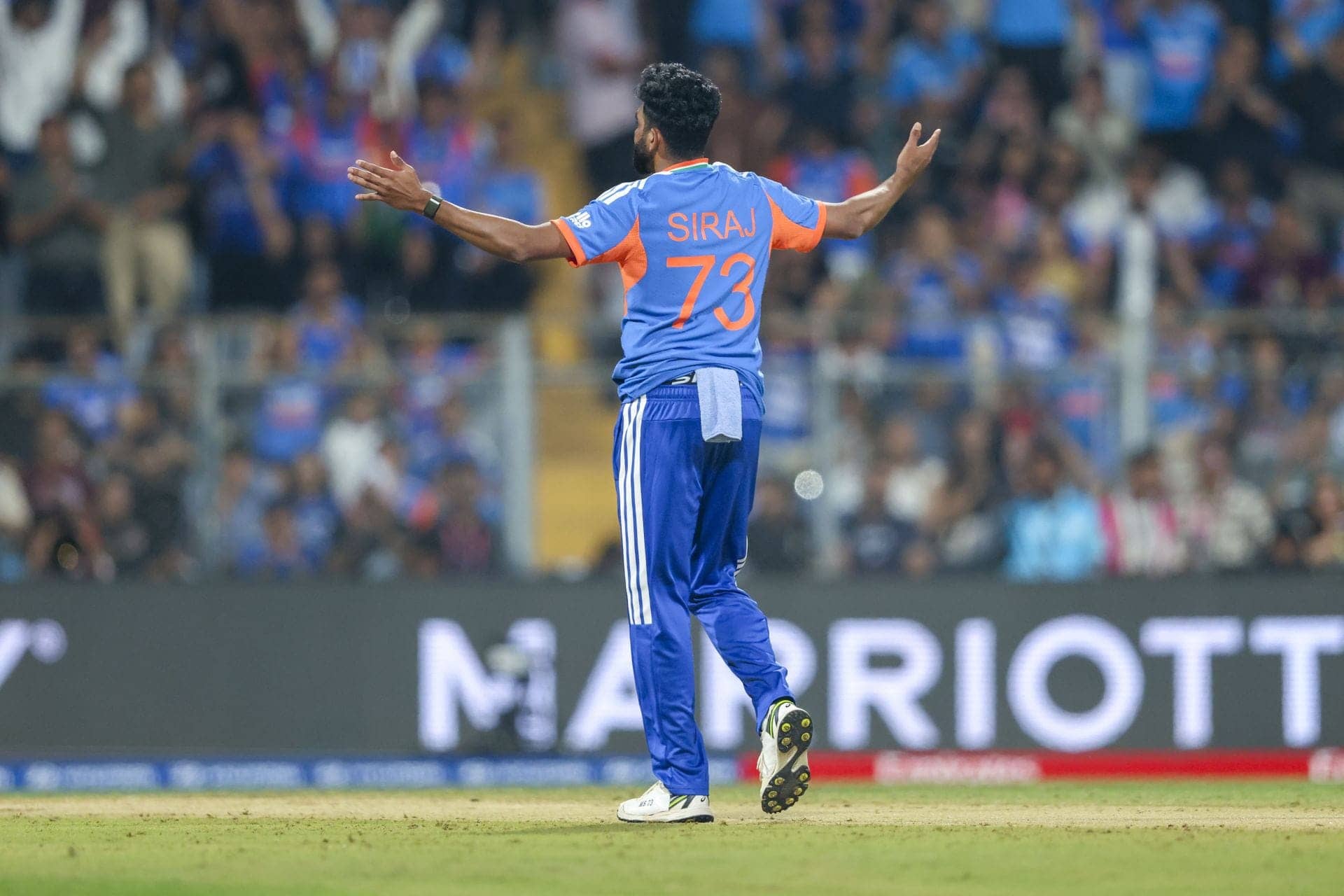 “Aap peeche hatho” - Mohammed Siraj gets angry at mob ahead of IND vs NAM T20 World Cup 2026 match [Watch]