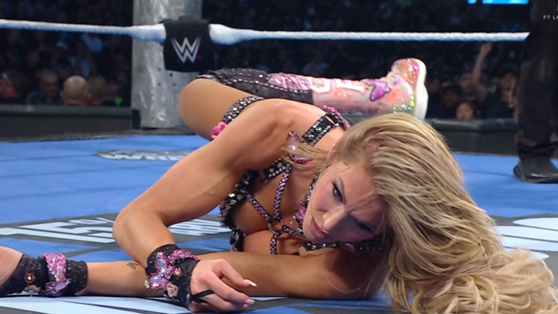 WWE SmackDown: Charlotte and Nia's Wardrobe Catastrophe!