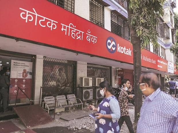 Kotak Mahindra ka naya rang: Debit card fees badhi hai!