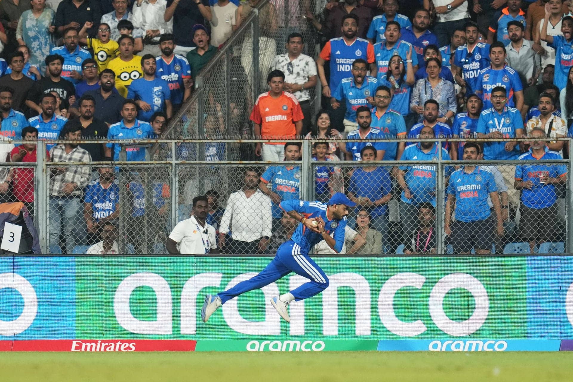 Wankhede mein Axar ka Bollywood jadoo, crowd ne gungunaya!