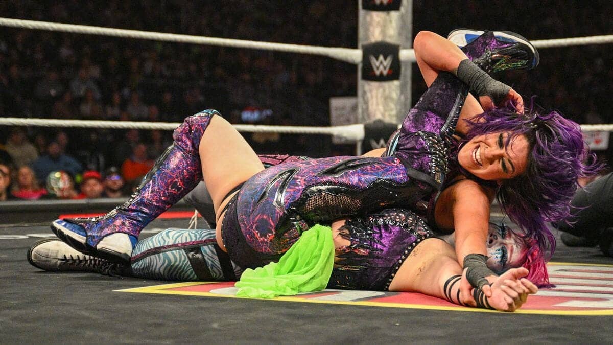 Bayley vs AJ Lee: 4 Reasons Why Bayley Must Win Big!