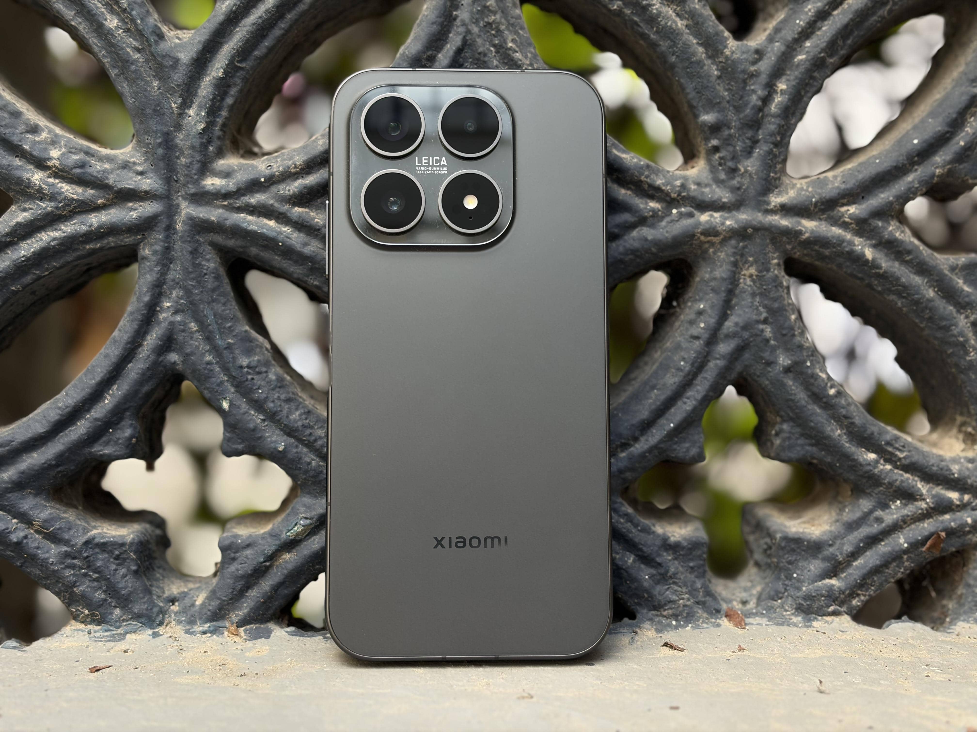 Xiaomi 17: Compact Powerhouse with a Side of Chaos