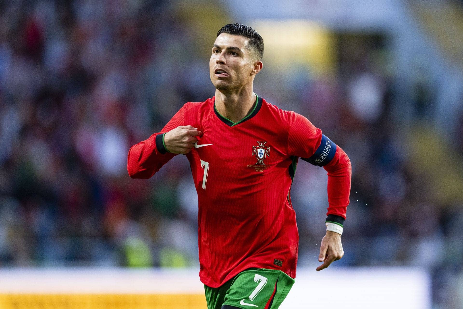 Mexico Fans Go Crazy for Ronaldo, Even Without Him Playing!