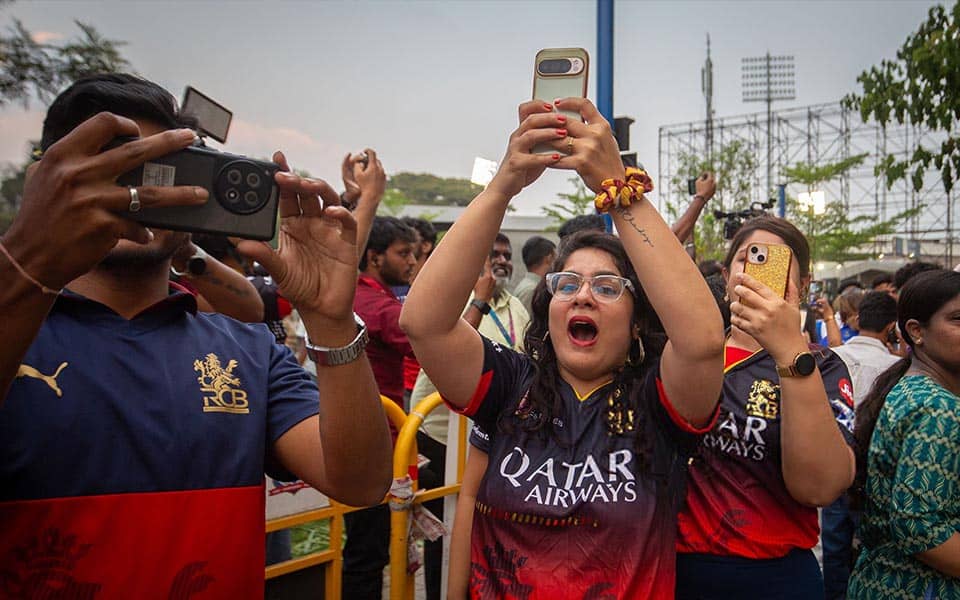 Smartphone Catastrophe at Chinnaswamy: RCB Fans Outraged!