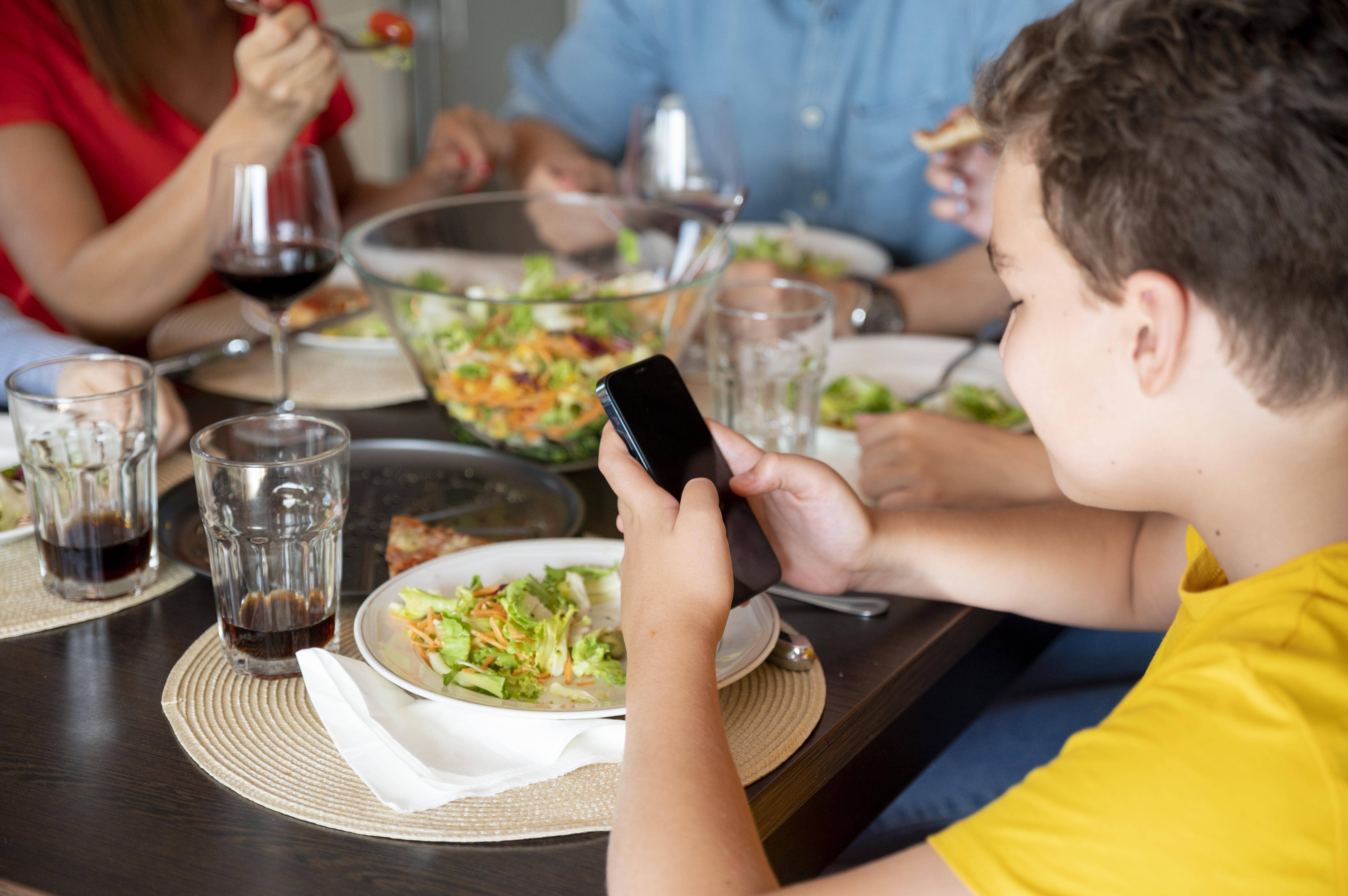 Ditch the Screens: Transform Mealtime into a Family Feast!