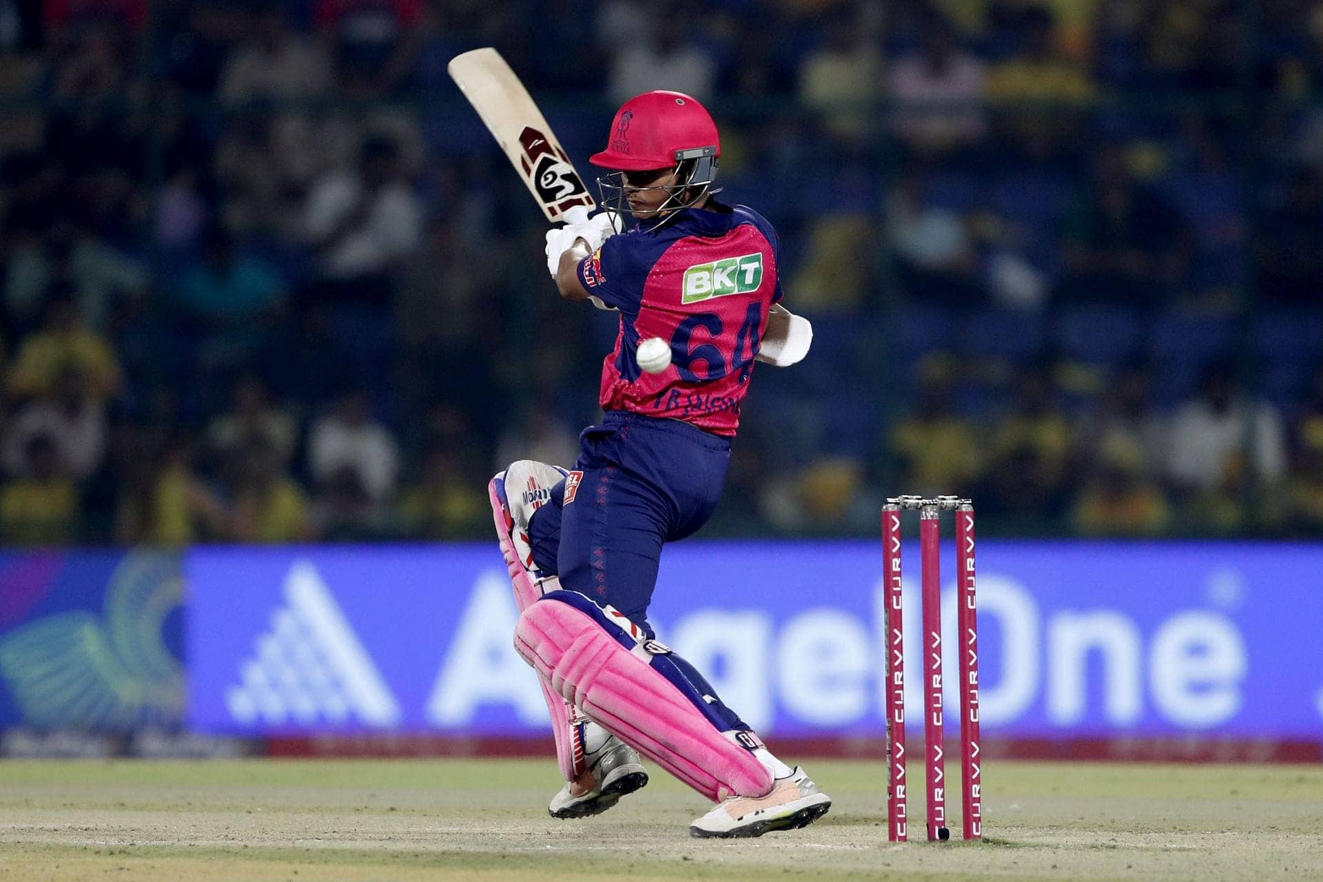 Yashasvi Jaiswal Destroys 22 Runs in One Over Against MI
