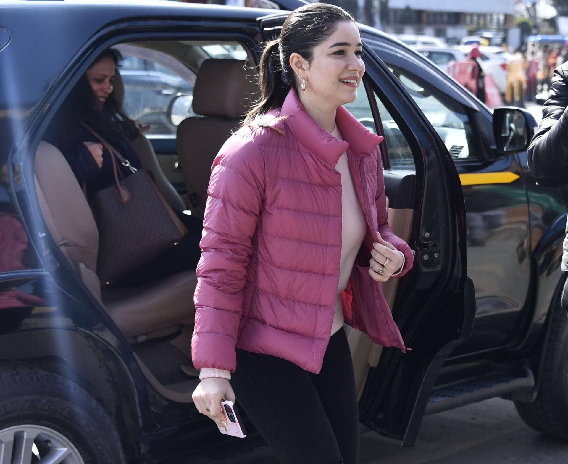 Sara Tendulkar Smiles and Shines Before LSG vs GT Match