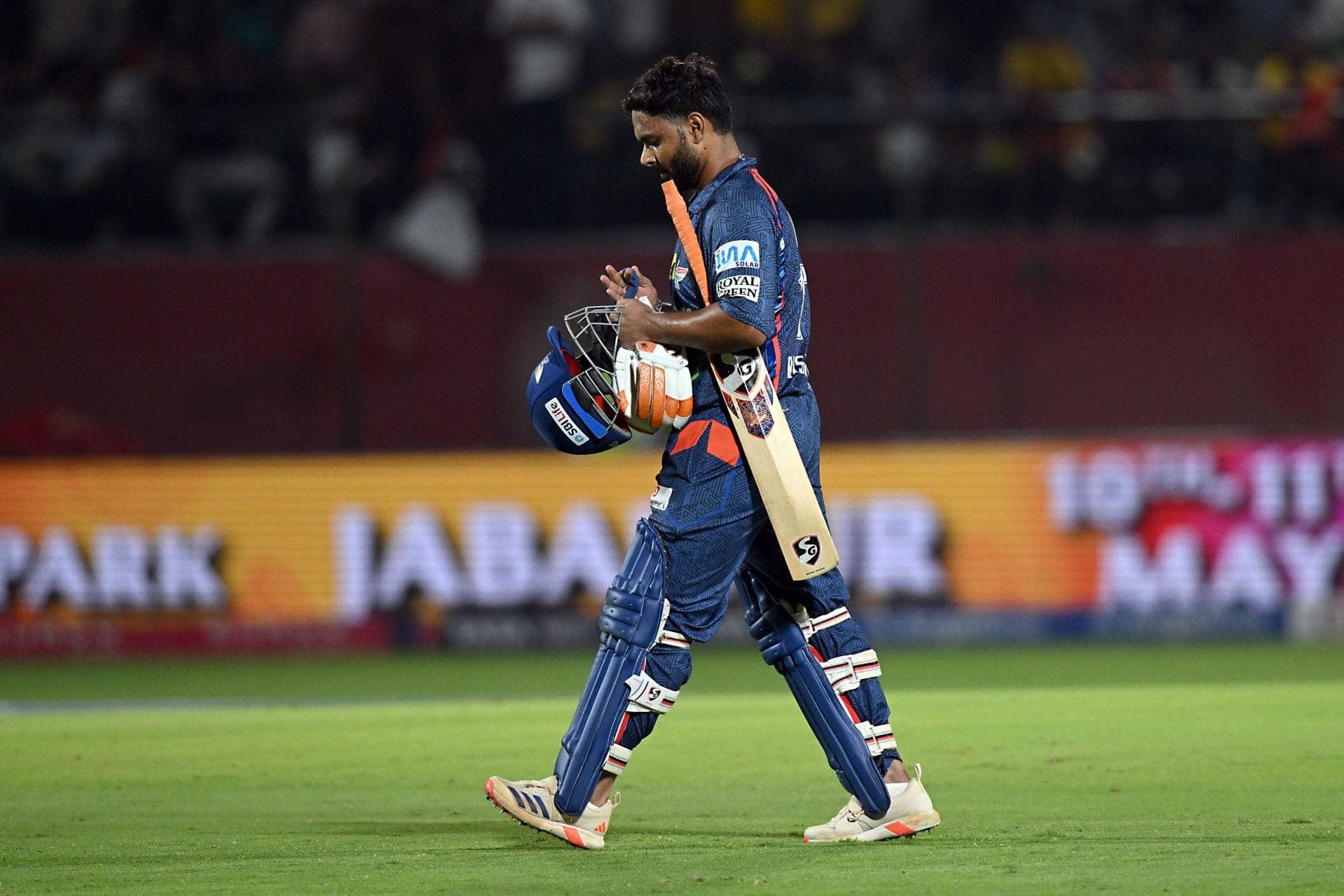 Rahul Tewatia's Stunning Catch Sends Rishabh Pant Packing!