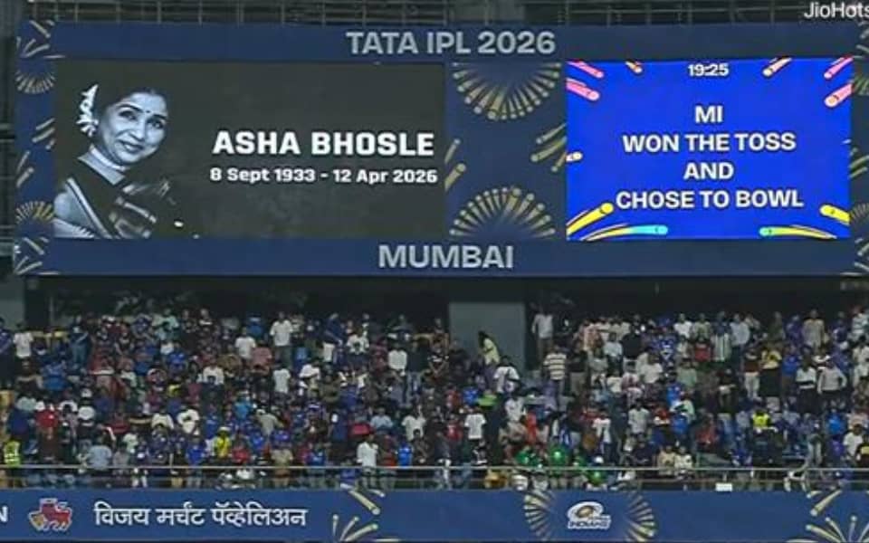 Wankhede Crowd Honors Asha Bhosle Before MI vs RCB Match