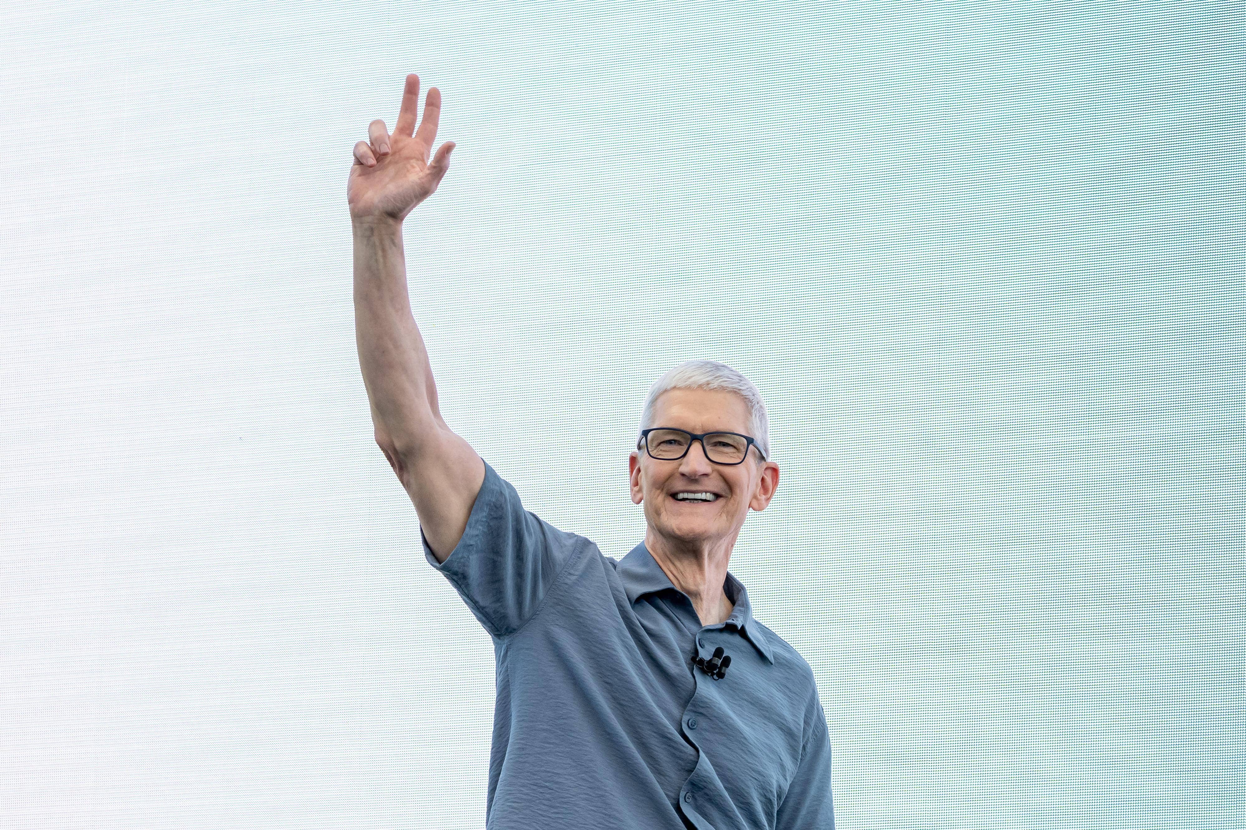 Tim Cook Passes the Torch: Apple’s $4 Trillion Legacy!