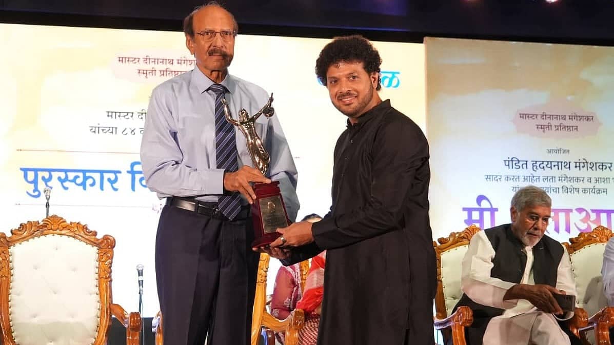 Mahesh Kale Enchanted with Lata Mangeshkar Award in Pune
