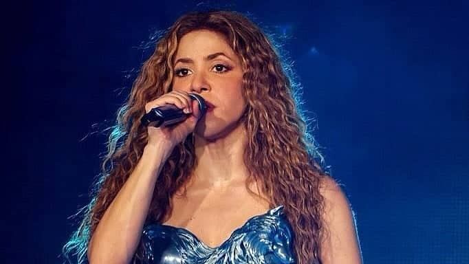 A Spellbinding Mishap: Shakira's Concert Takes a Pause