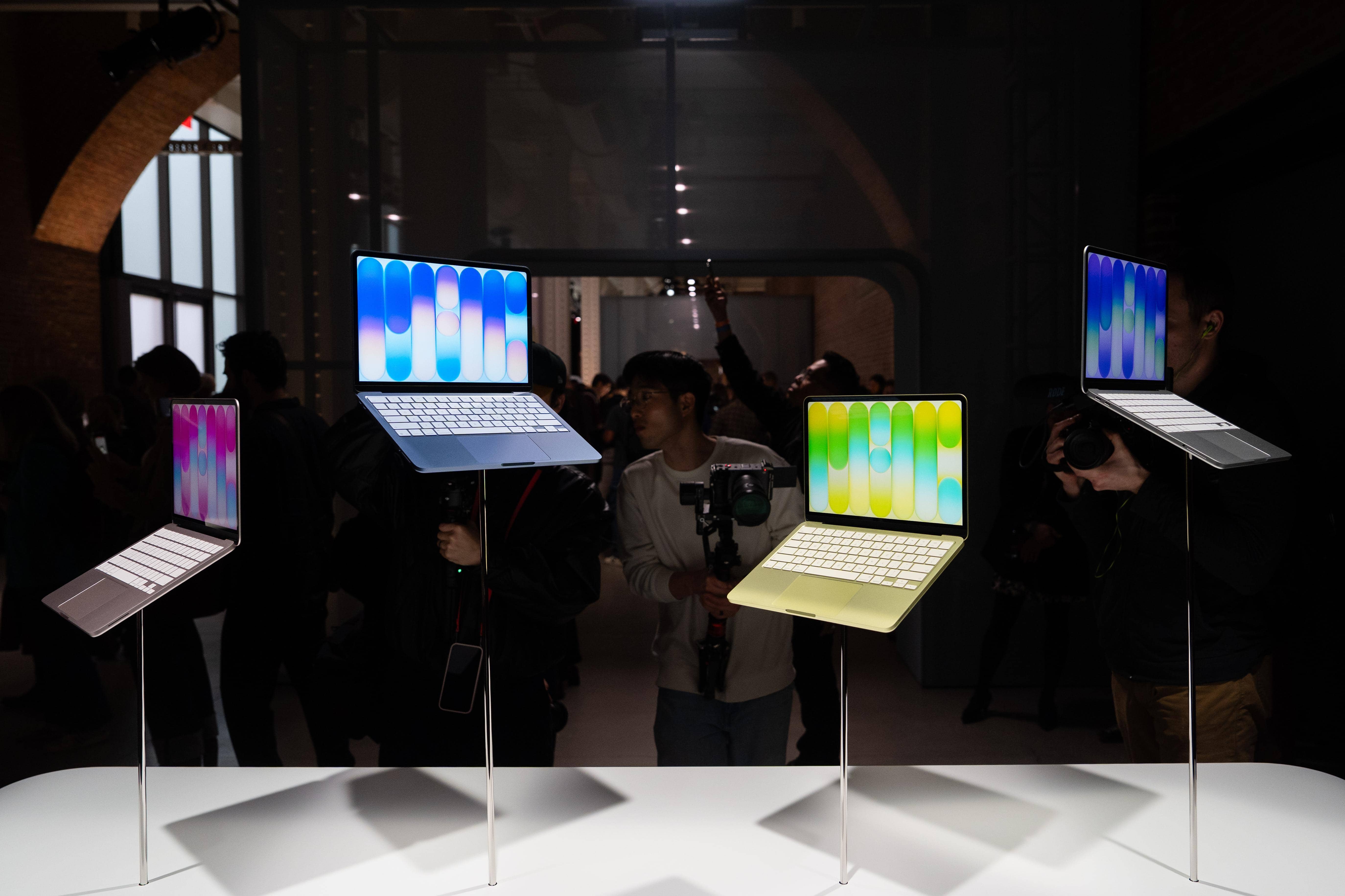 Apple's Sales Forecast Soars While Mac Shortages Hang Around