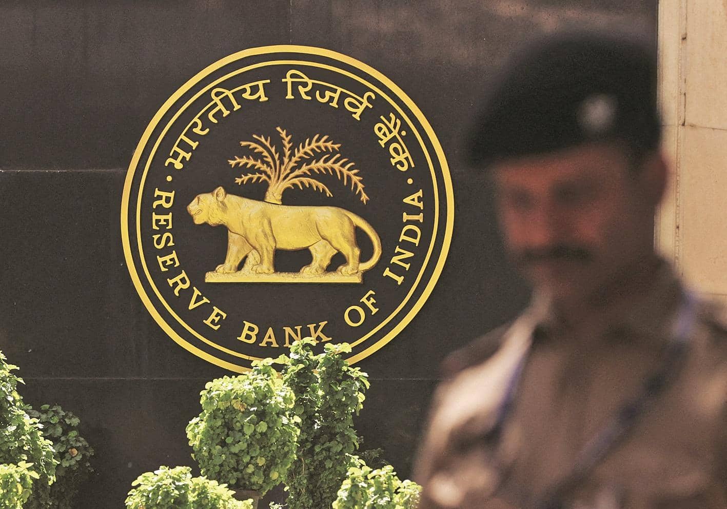RBI dollar bulane ki koshish, rupee ki halat kharab