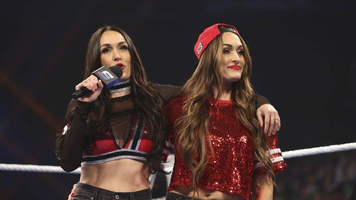 Bella Twins React to Fan's Sign Drama at WWE RAW - Crazy Times