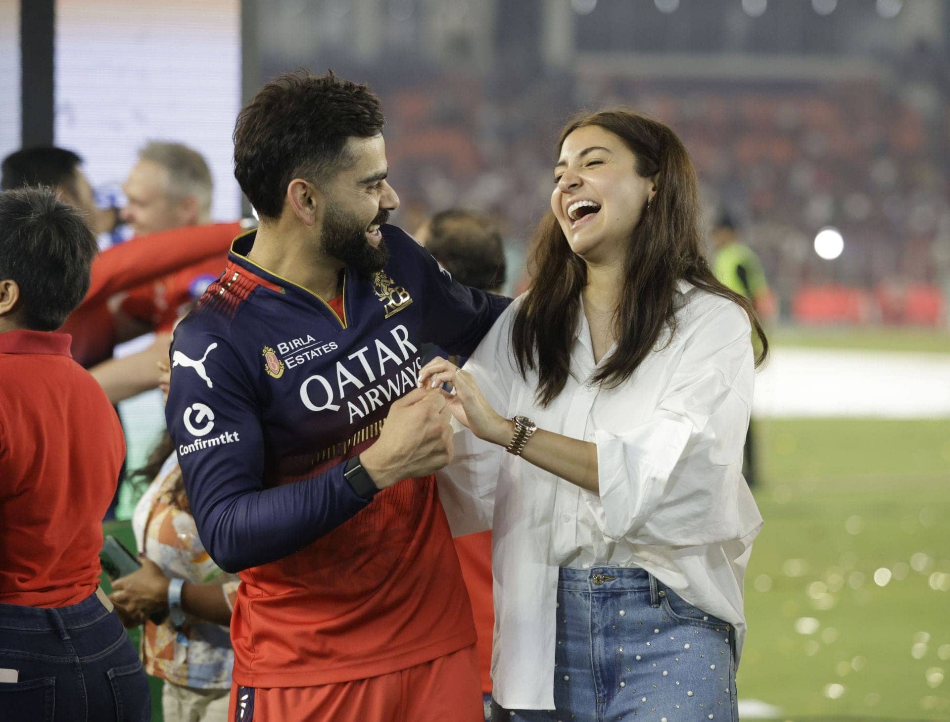 Virat Kohli Hugs Anushka After RCB's Epic IPL Win