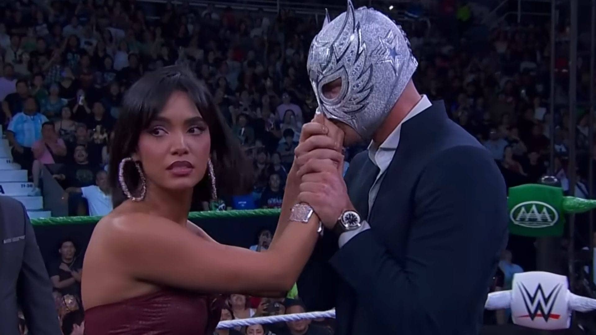 El Grande Americano Steals the Show and the Internet