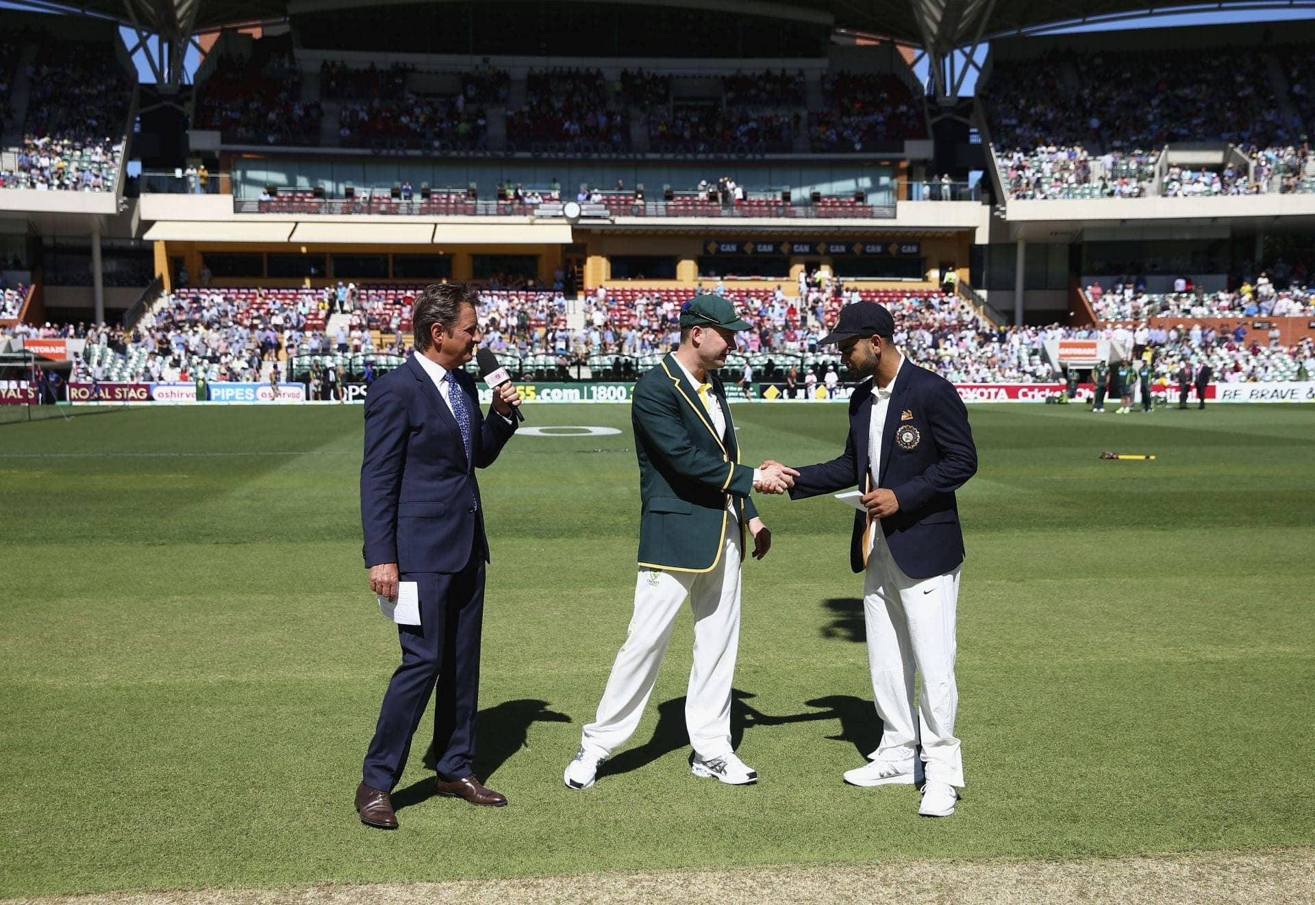 Ravi Shastri Holds Back Fiery Virat Kohli in 2014 BGT