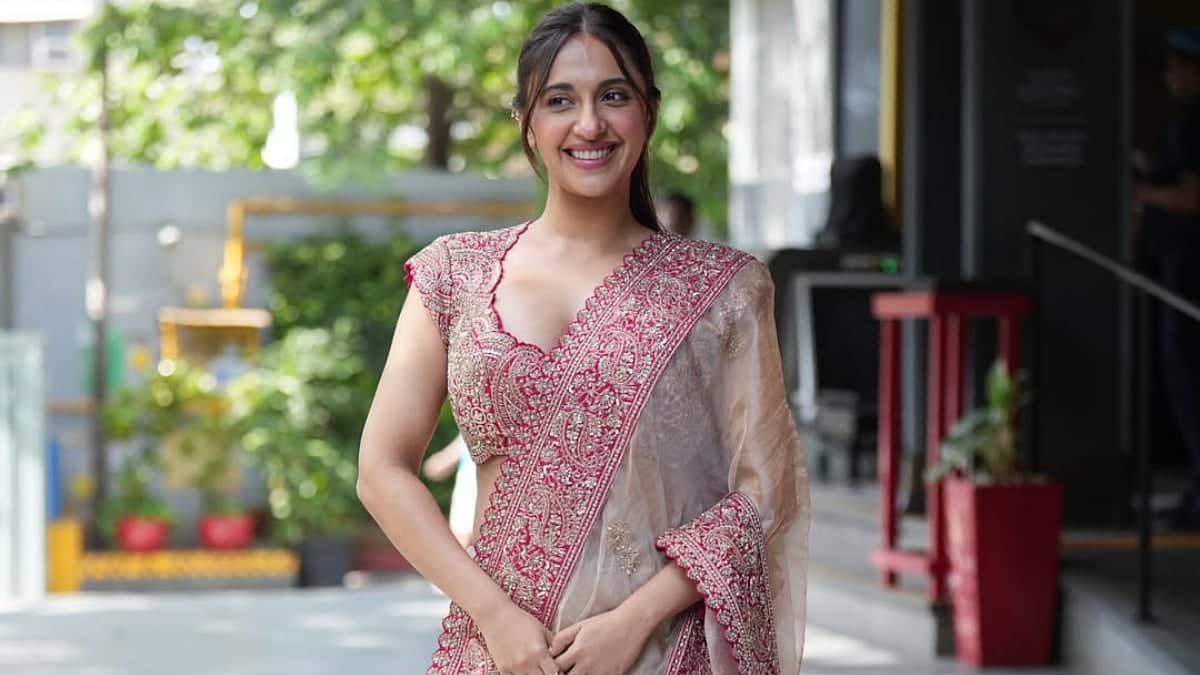 Akansha Ranjan Kapoor Ki Laal Aur Sona Ki Saree Ne Chura Liya Dil