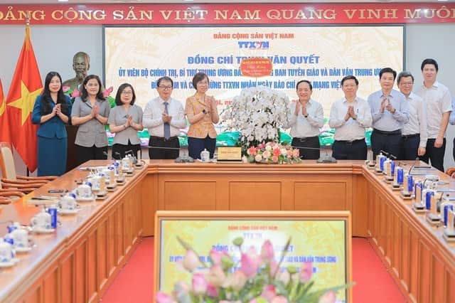 Party Leader Inspires VNA to Boost Team Spirit and Unity