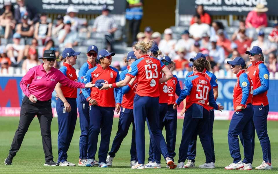 England Ki Ladies T20 World Cup Mein Charlie Dean Ka Jalwa