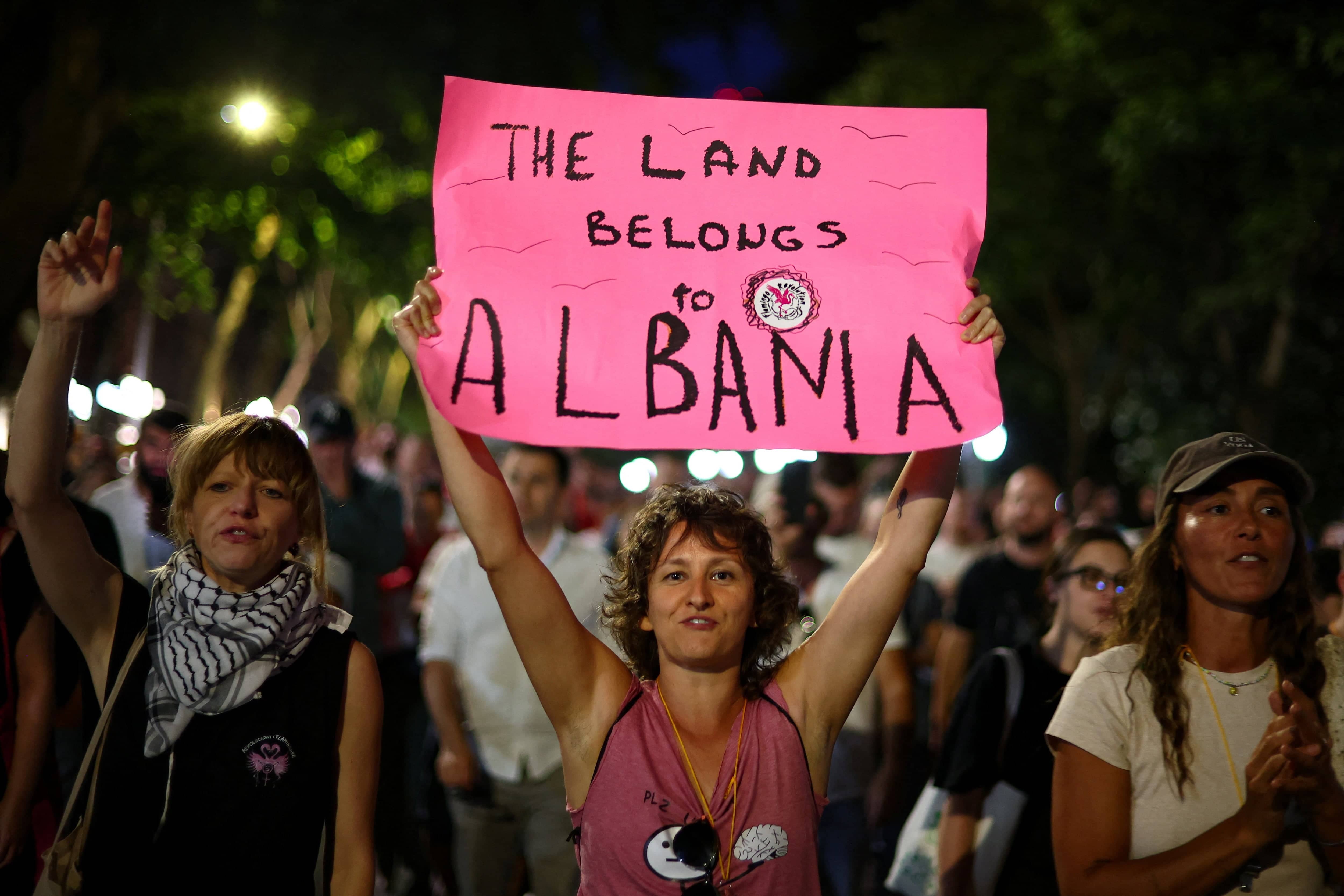 Albania Mein Flamingo Revolution: Trump Family Ki Tension Hai