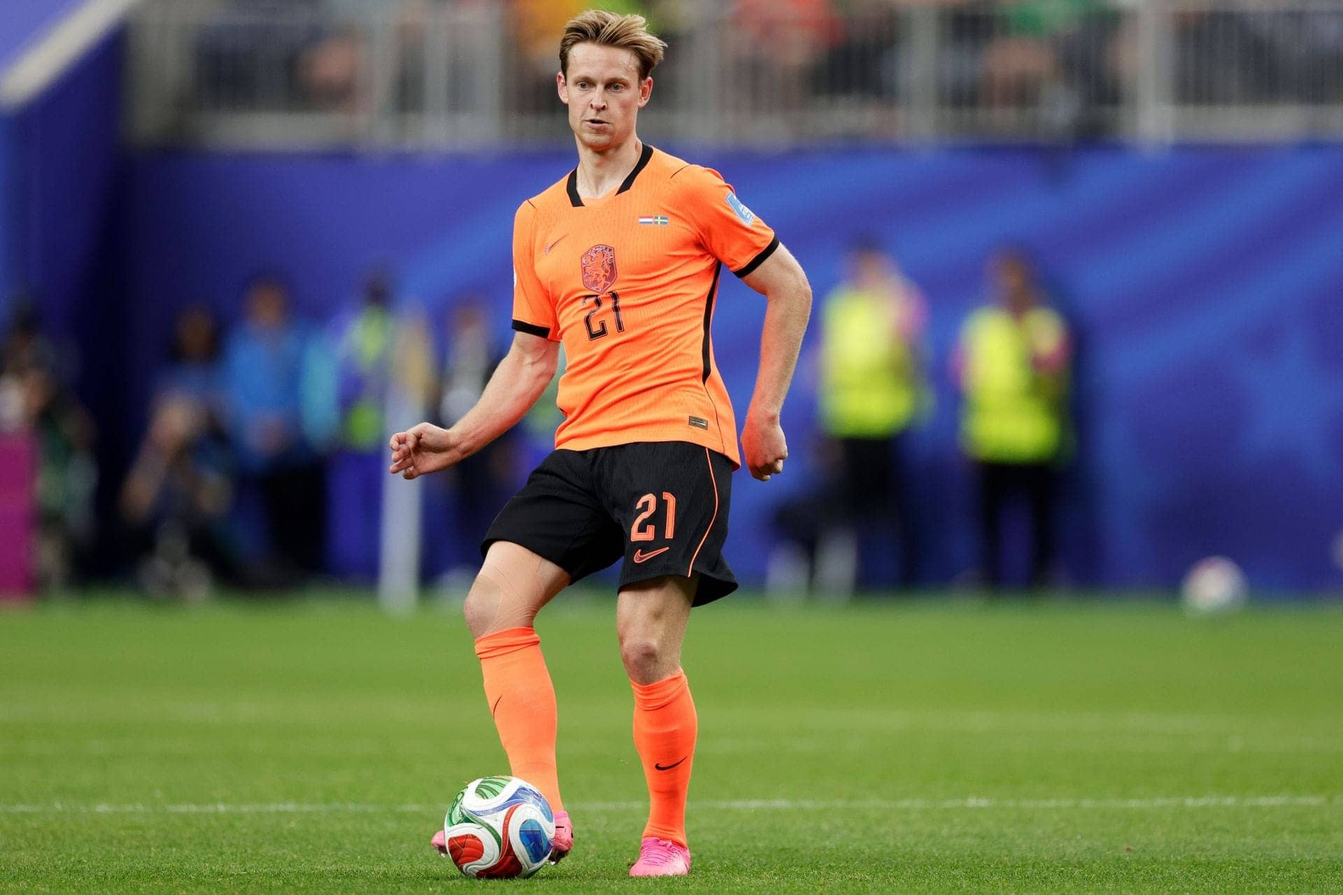 De Jong Defends His Passes After Netherlands Crush Sweden