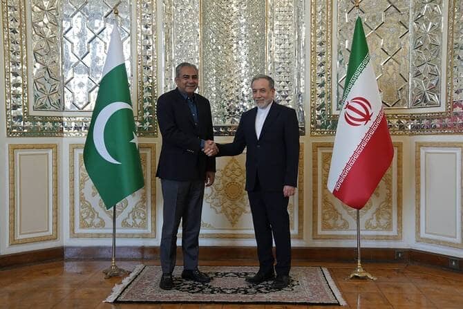 Pakistan's Naqvi and Iran's Araqchi Set for Diplomatic Talks
