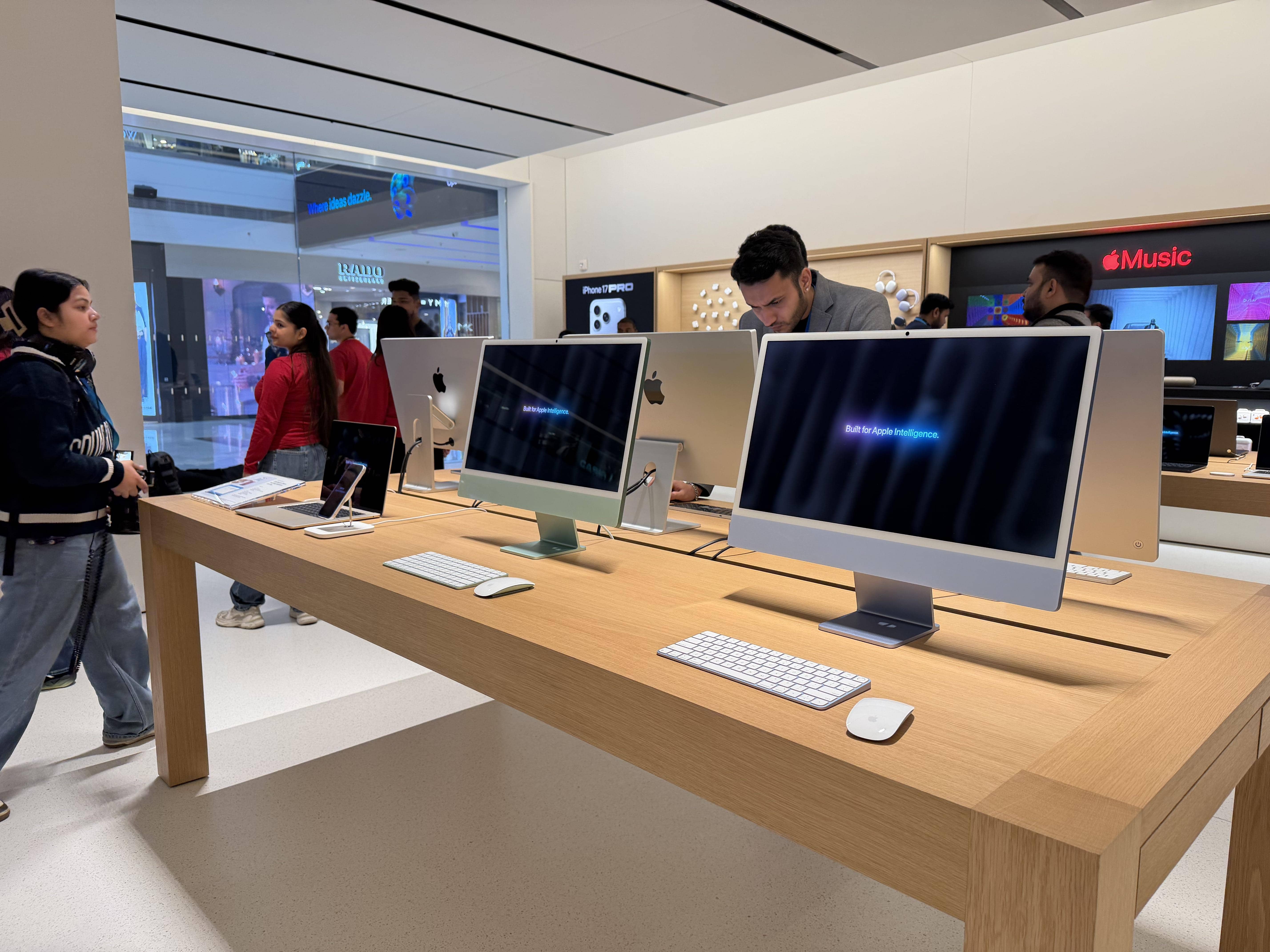 Apple price hike not a one-off as memory costs surge; iPhone next: Analysts