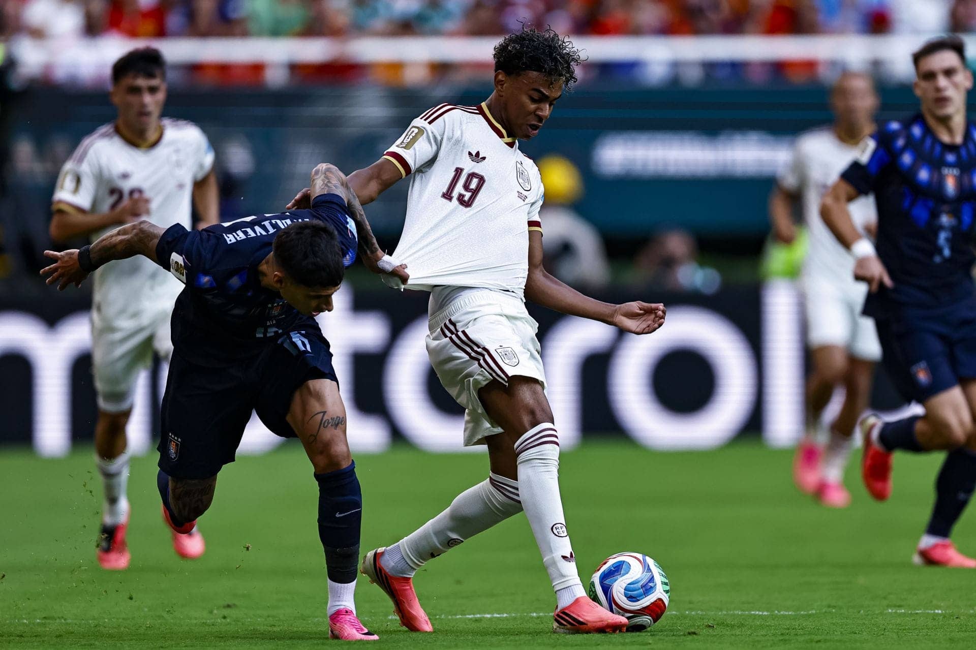 Spain Edges Uruguay 1-0: Group H Showdown Highlights!