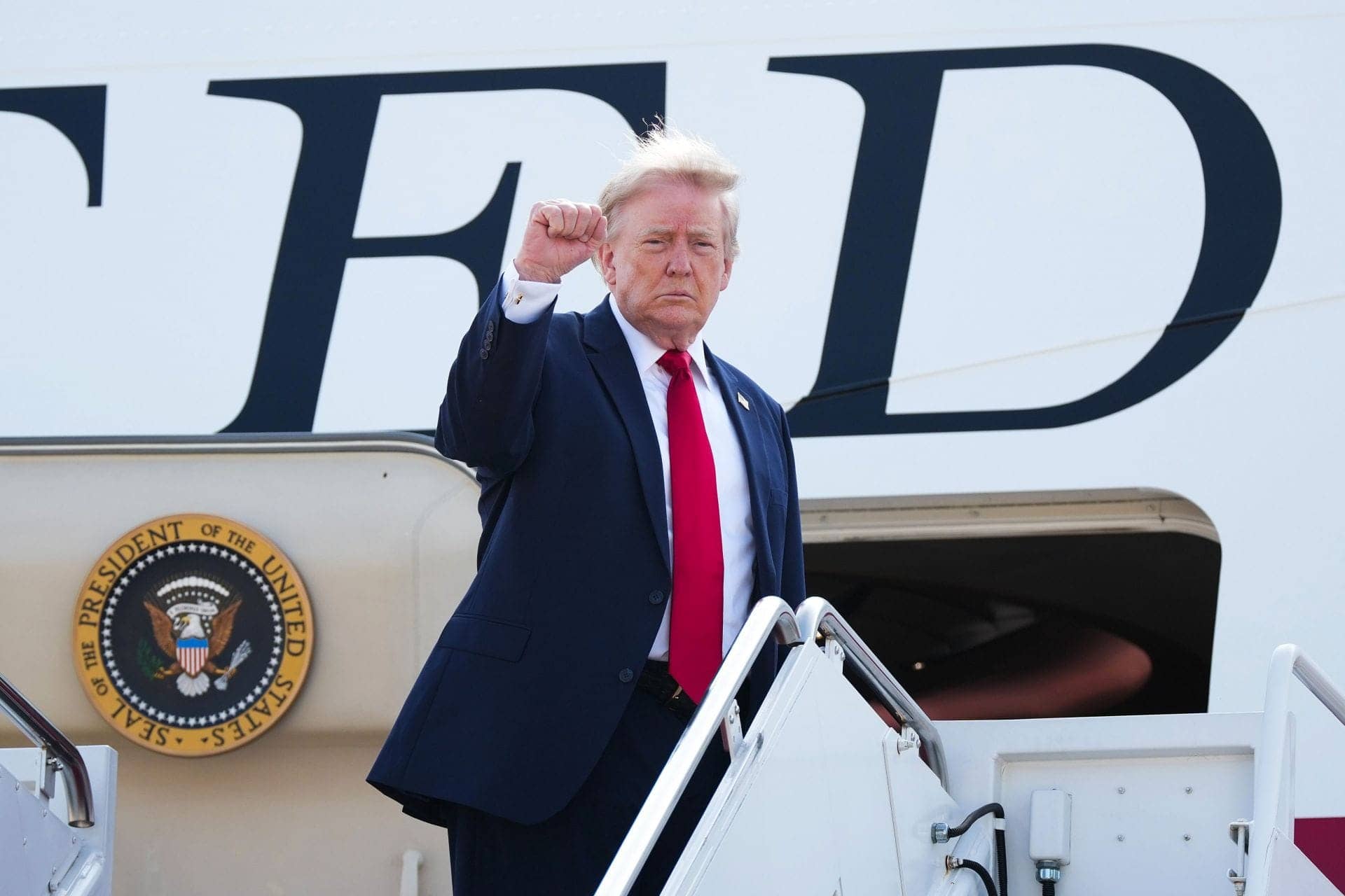 Trump Buddy Thinks WWE Is Real and Calls Hogan Huckster