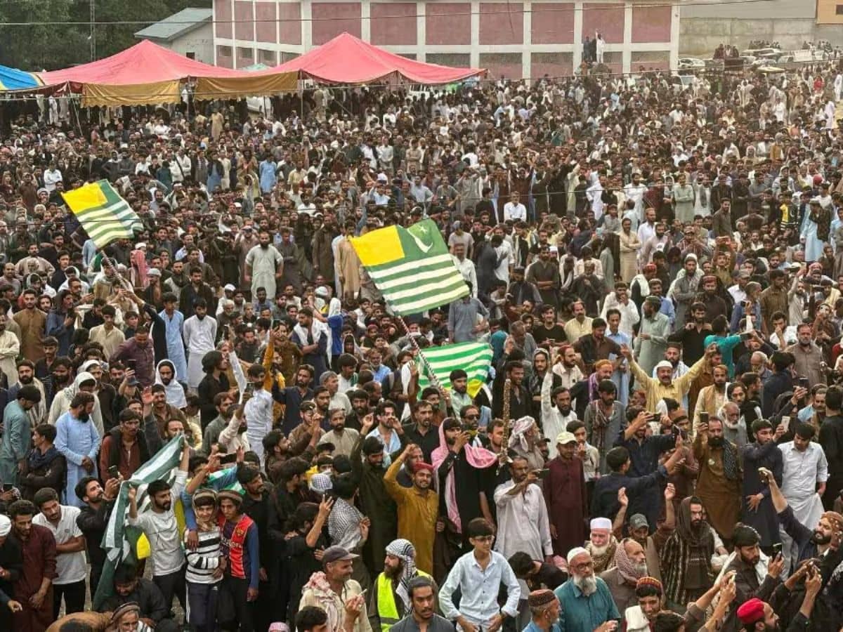 Kashmir Protesters Rally for Aid as Food Supplies Dwindle