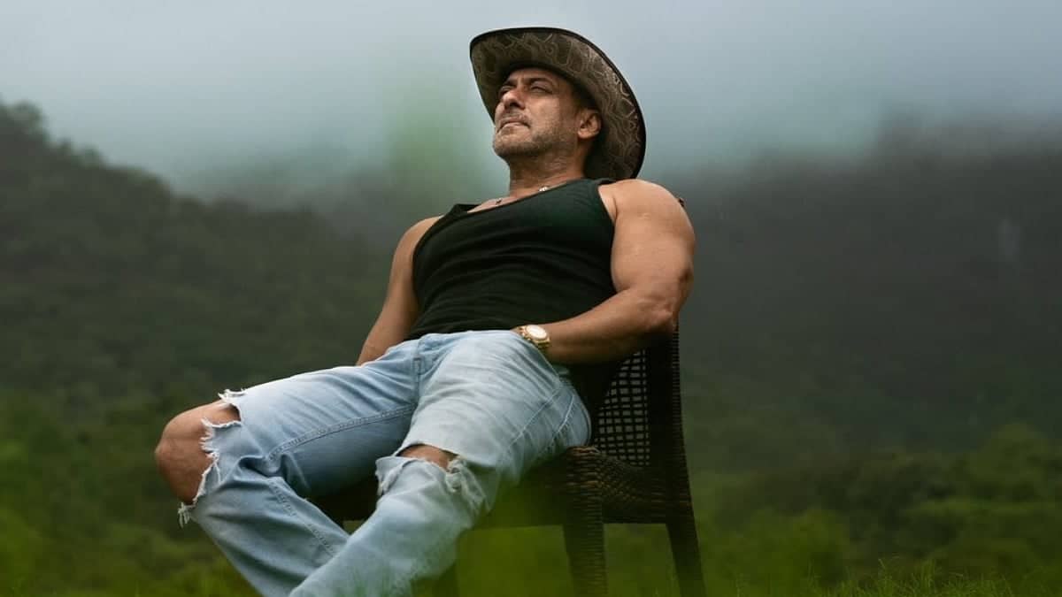 Salman Khan Shows Off Biceps While Fans Wait for Maatrubhumi