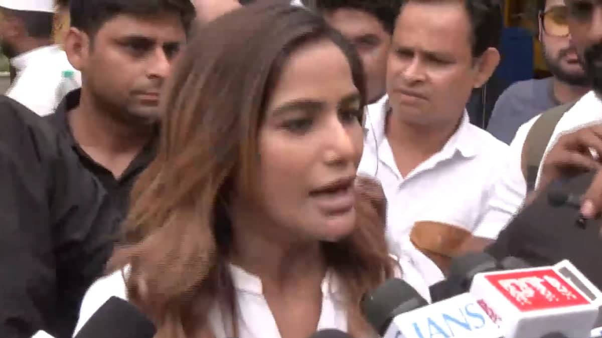 Poonam Pandey’s Protest Drama: Students Ka Saath, Politics Ka Nahi!