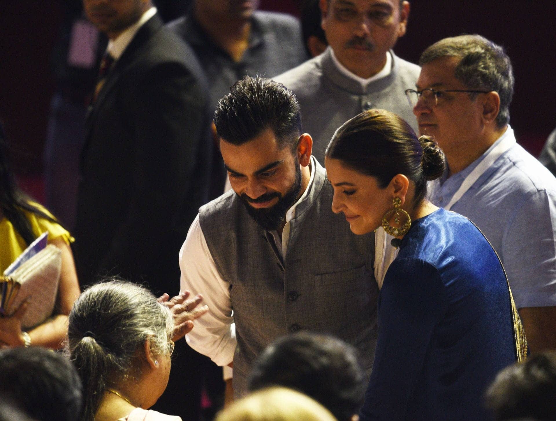 Virat Aur Anushka Ki London Yatra: Ashram Se Udaan
