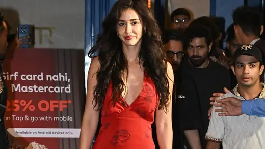 Disha Patani Ki Glamorous Entry Awarapan 2 Screening Pe