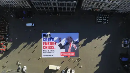 Greenpeace Ka Brussels Mein Trump Banner Hungama Dekho