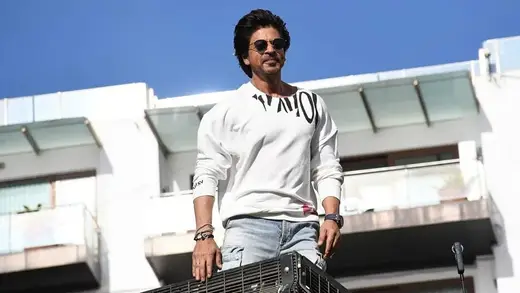Snakes Crash Shah Rukh Khan's Party at Mannat Mansion