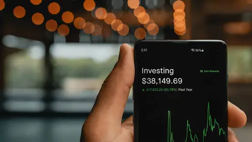 Webull and Robinhood Stocks Jump on Earnings and Tokens