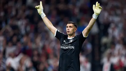 Chelsea and Tottenham Battle for Emiliano Martinez in London