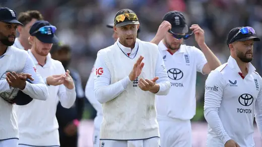 England Smashes Pakistan By 194 Runs at Lord's, Series 2-0