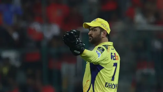Dhoni Enjoys Dinner with Friends in Mumbai After IPL 2026