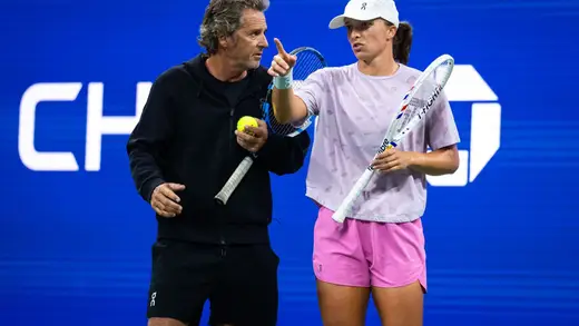 Tennis Etiquette Blunder: Fan Confuses Iga Swiatek's Coach