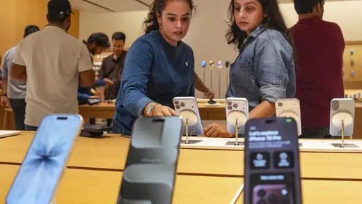 iPhone 18 Launch: Fans Line Up for New Apple Gadgets