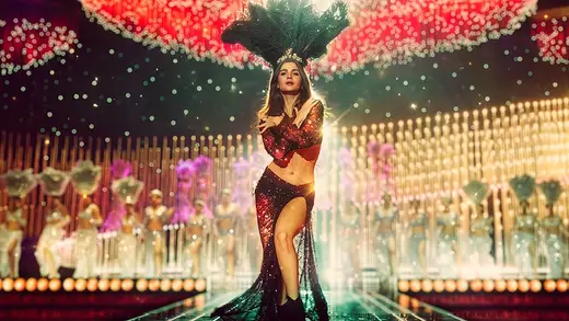 Alia Bhatt Shines as Retro Dancer in Love & War First Look