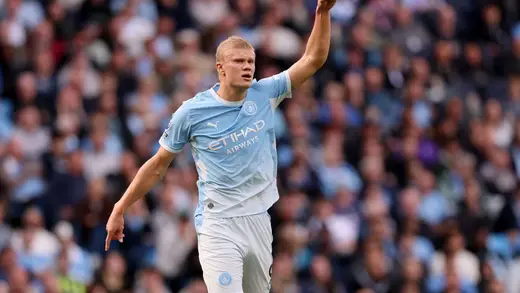 Teddy Sheringham Declares Isak Best Striker in Premier League