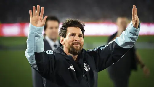 Messi Gets Cards from Ref, Regifts to Singer Like a Boss